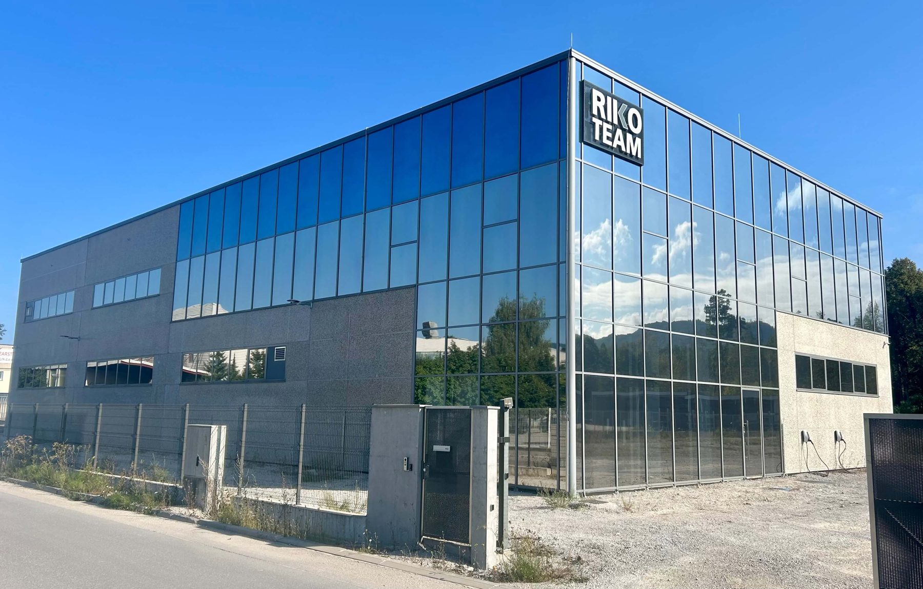 Poslovna stavba · zunanja termoreflektivna folija